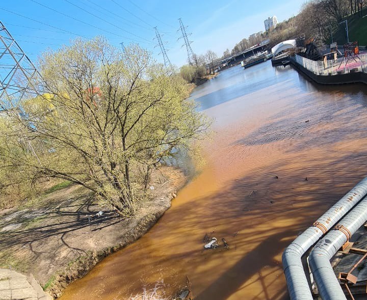 Желтая река появилась в Химках | 15.04.2023 | Подмосковье - БезФормата
